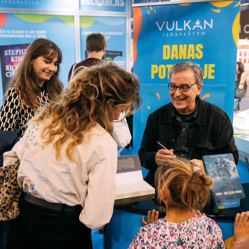 Na Vulkanovom štandu knjige potpisivao Branimir Jovanović Vulkan